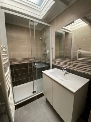 Bathroom - ZEcamping familial piscine couverte locatif LV BBQ 5 pers (Léon)