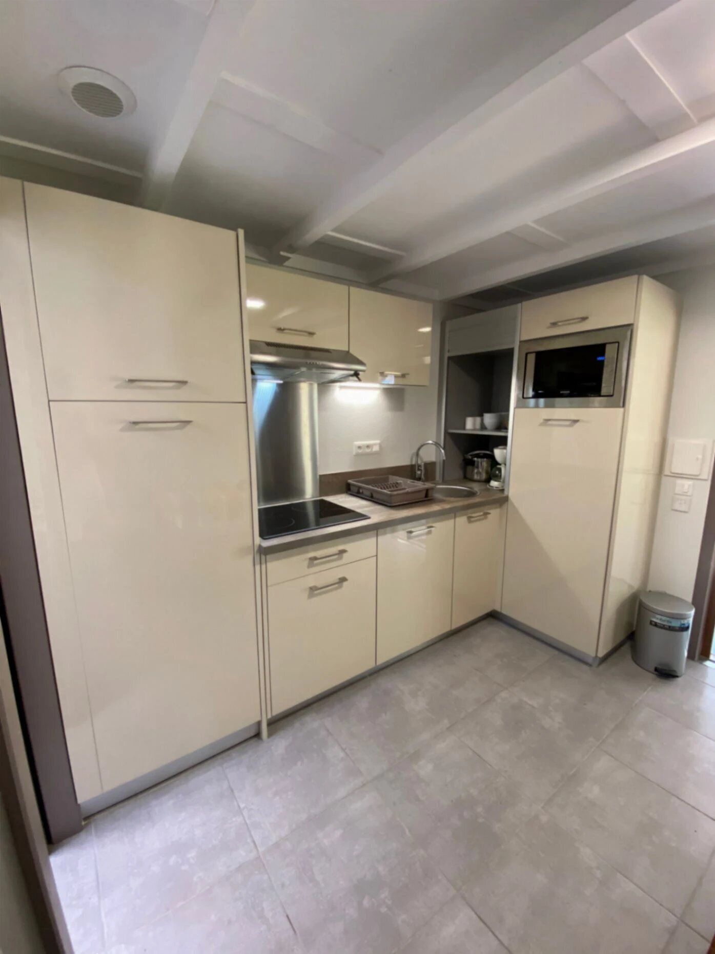 Réfrigérateur, micro-ondes, plaque de cuisson, lave-vaisselle