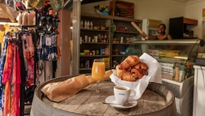 Et bord med croissanter, et glas appelsinjuice og en kop kaffe.