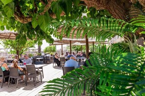 Outdoor dining - ZEcamping 4* - Beau Parc Aqua - Plage à 1500 m - MH Climatisé (Valras-Plage)