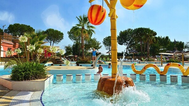 Area piscina con elemento d'acqua e struttura decorativa.