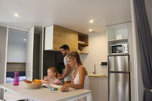 Refrigerador, microondas y parrilla de estufa 