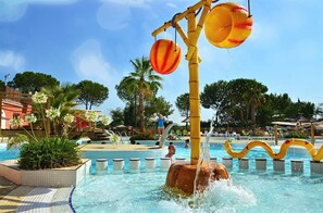 A pool area with a water feature and a decorative structure. - ZEcamping 4* - espace aquatique de 2000m2 - proche cap d'Agde (Bessan)