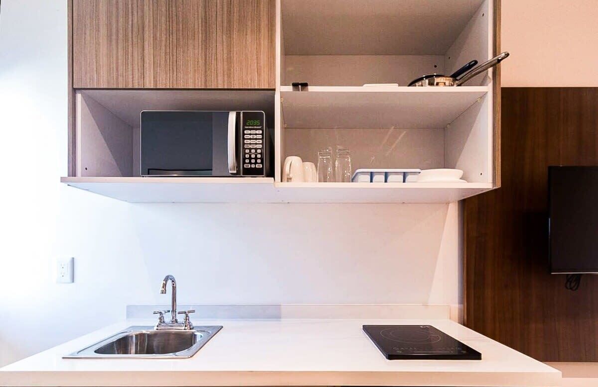 Réfrigérateur, micro-ondes, plaque de cuisson, cafetière/bouilloire