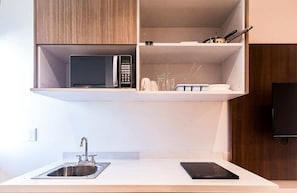 Refrigerador, microondas, parrilla de estufa y cafetera y tetera