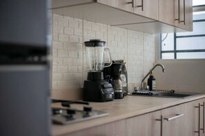 Kühlschrank, Mikrowelle, Herdplatte, Wasserkocher mit Kaffee-/Teezubehör