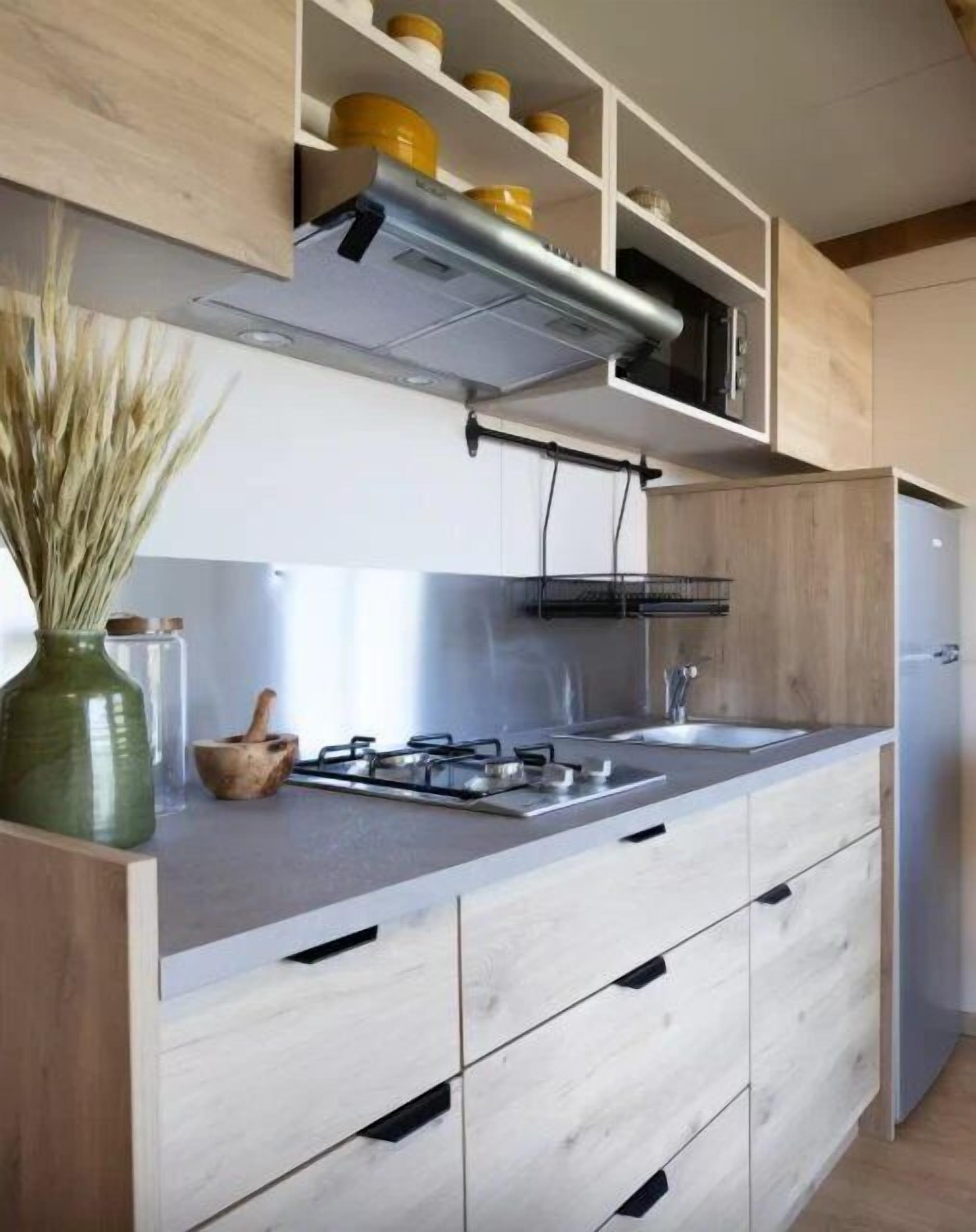 Réfrigérateur, micro-ondes, plaque de cuisson