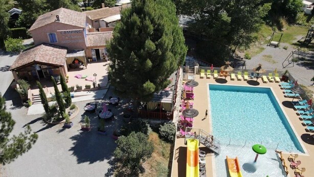 A swimming pool with a water slide, lounge chairs, and umbrellas. - ZEcamping 3* parc aquatique locatif TV LV clim 70m2 (Saint-Maime)