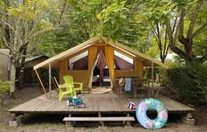 Outdoor dining - ZEcamping 3* piscine chauffée chiens acceptés animations locatif TV (Montpon-Ménestérol)