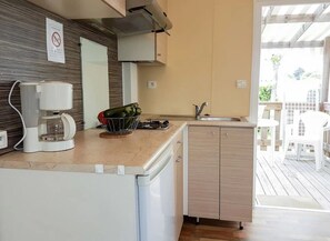 Fridge, microwave, stovetop - ZEcamping 3* piscine chauffée chiens acceptés animations locatif TV (Montpon-Ménestérol)