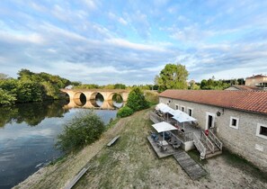 Property grounds - ZEcamping 3* piscine chauffée chiens acceptés animations locatif TV (Montpon-Ménestérol)