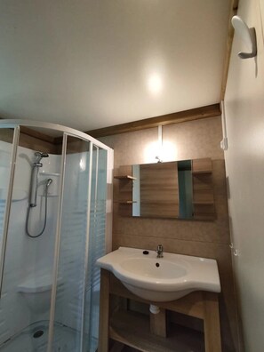 Bathroom - ZEcamping 3 étoiles piscine chauffée locatif 39m2 (Vendoire)