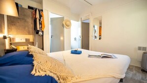 Una camera da letto con un letto, un comodino, una lampada, un armadio e uno specchio.