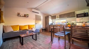 TV, ping pong - ZEcamping 4 étoiles familial avec piscine couverte (Laroque-des-Albères)