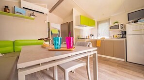 Fridge, microwave, stovetop, toaster - ZEcamping 4 étoiles familial piscine couverte locatif TV BBQ clim 23m2 (Laroque-des-Albères)