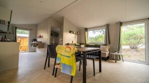 Dining - ZEcamping 4* animé piscine couverte pet friendly locatif TV BBQ clim (Laroque-des-Albères)