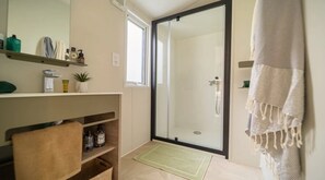 Bathroom - ZEcamping 4* animé piscine couverte pet friendly locatif TV BBQ clim (Laroque-des-Albères)