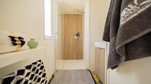 Bathroom - ZEcamping 4 étoiles animé piscine couverte locatif TV BBQ clim 32m2 (Laroque-des-Albères)