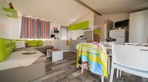 TV, ping pong - ZEcamping 4 étoiles animé piscine couverte locatif TV BBQ clim 32m2 (Laroque-des-Albères)