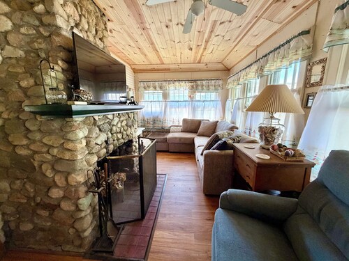 Lake Front 2-bedroom cottage with AC on Beautiful Tippecanoe Lake