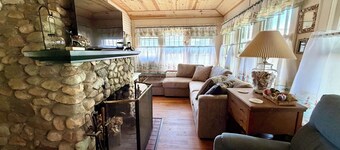 Lake Front 2-bedroom cottage with AC on Beautiful Tippecanoe Lake