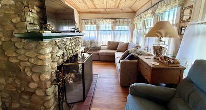 Lake Front 2-bedroom cottage with AC on Beautiful Tippecanoe Lake