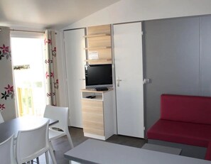 Tv och ett bordtennisbord