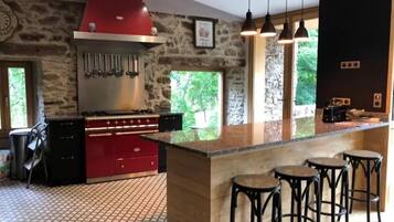 Jääkaappi, mikroaaltouuni, liesi