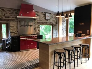 Jääkaappi, mikroaaltouuni, liesi