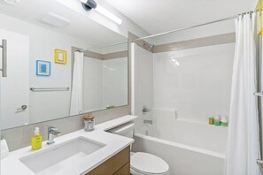 Shower, hair dryer, shampoo - Arcade, Neon Lights, 70 min Banff , Local Coffee (Calgary)