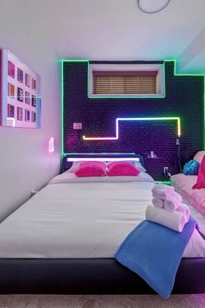 2 bedrooms, iron/ironing board, travel cot, WiFi - Arcade, Neon Lights, 70 min Banff , Local Coffee (Calgary)