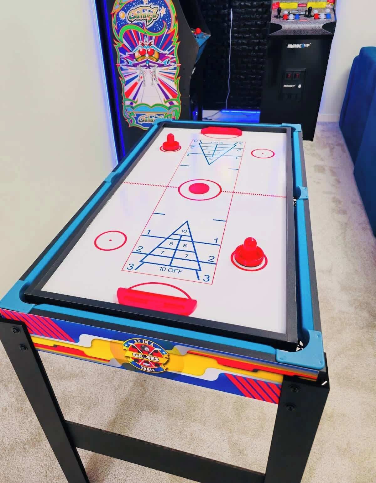 Et bordhockey spil med et farverigt design og en bordhockey-puck i midten.