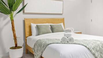 2 habitaciones, tabla de planchar con plancha, cuna de viaje y wifi