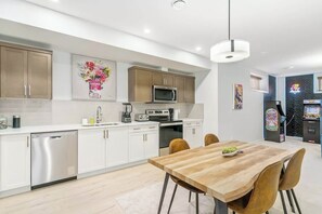 Fridge, microwave, oven, stovetop - Arcade, Neon Lights, 70 min Banff , Local Coffee (Calgary)