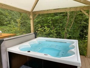 Outdoor spa tub - ZEcamping 3* piscine chauffée jacuzzi locatif TV 18m2 2 pers (Grand-Laviers)