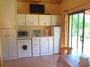Interior - ZEcamping 4* familial piscine pet friendly chalet TV BBQ clim 45m2 (Saint-Rome-de-Tarn)