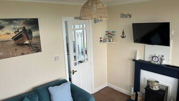 Chalet, 2 Bedrooms, Smoking, Patio | Living room