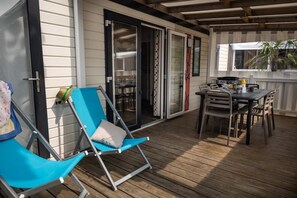 Outdoor dining - ZEcamping 4* 1km plage piscine couverte mobil-home TV LV BBQ 31m2 (Saint-Jean-de-Monts)