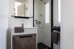 Bathroom - ZEcamping 4* 1km plage piscine couverte mobil-home TV LV BBQ 31m2 (Saint-Jean-de-Monts)