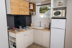 Kühlschrank, Mikrowelle, Herdplatte