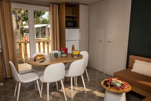 Dining - ZEcamping 4* animé 1km plage piscine couverte locatif TV 31m2 (Saint-Jean-de-Monts)