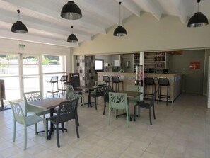 Dining - ZEcamping 4* animé 1km plage piscine couverte locatif TV 31m2 (Saint-Jean-de-Monts)