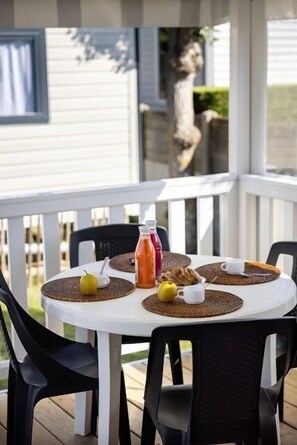 Outdoor dining - ZEcamping 4* 1km plage piscine couverte chiens acceptés mobil-home TV (Saint-Jean-de-Monts)