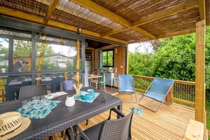 Outdoor dining - ZEcamping 3* animé piscine chauffée locatif TV LV clim 35m2 (Hauterives)