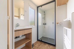 Bathroom - ZEcamping 3* animé piscine chauffée locatif TV LV clim 35m2 (Hauterives)