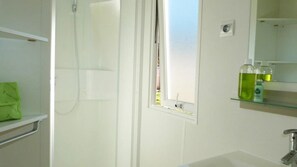 Bathroom - ZEcamping 3 étoiles 200m plage animaux acceptés locatif TV clim 26m2 (Hyères)