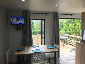 Dining - ZEcamping 3 étoiles piscine pet friendly locatif TV BBQ 35m2 6 pers (Saint-Martin-du-Vieux-Bellême)