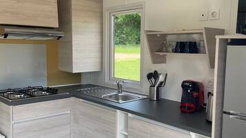 Réfrigérateur, micro-ondes, plaque de cuisson