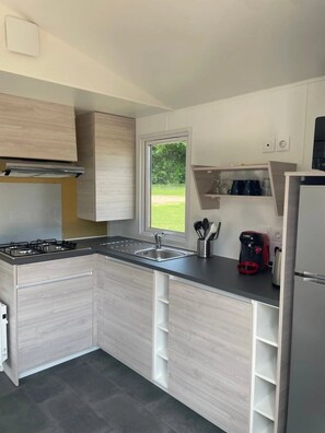 Een koelkast, een microgolfoven, een kookplaat