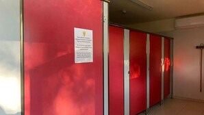 Uma fileira de armários vermelhos com uma placa de instruções.